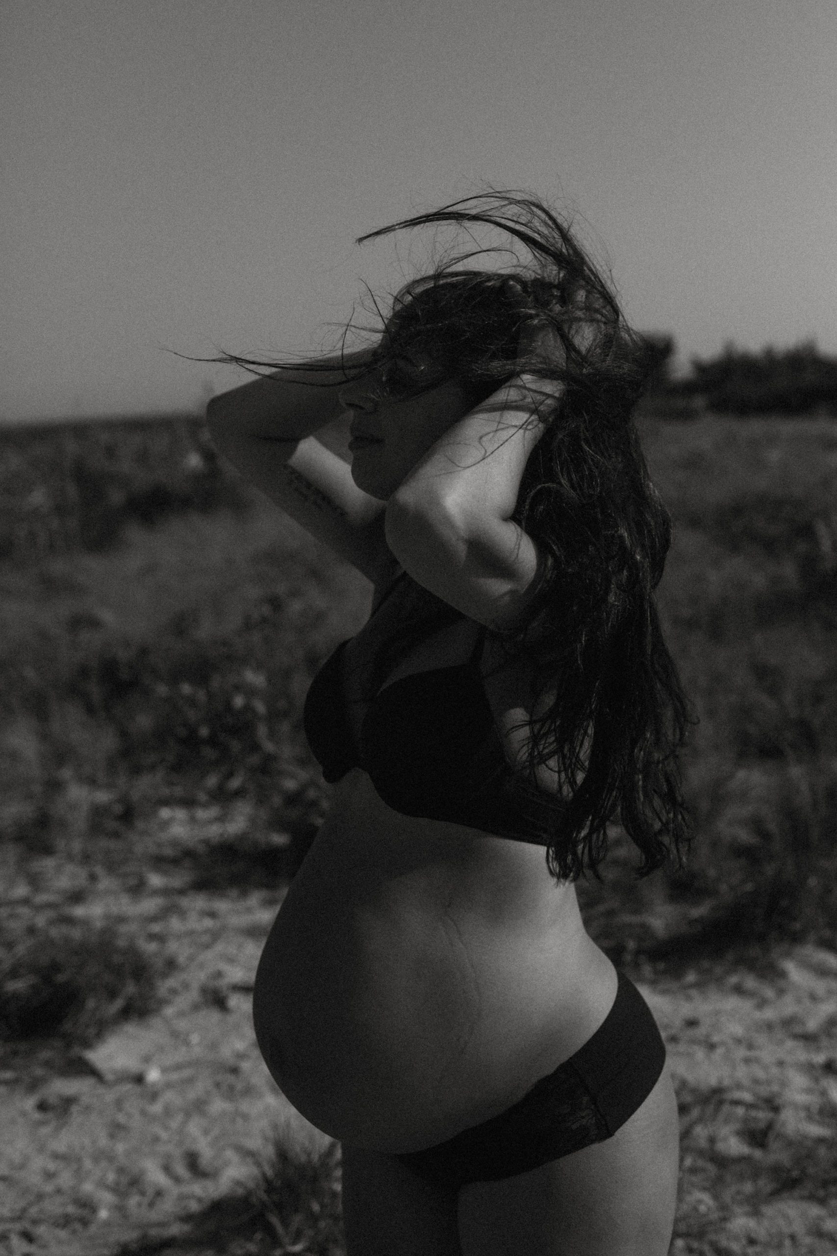 black and white Pregnant woman desert maternity photos. Beach Maternity Portraits